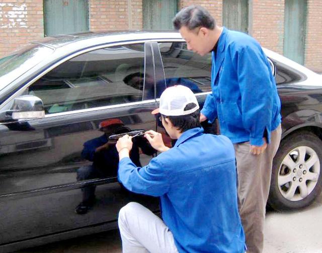 新江湾城汽车钥匙丢在车里面怎么办?
